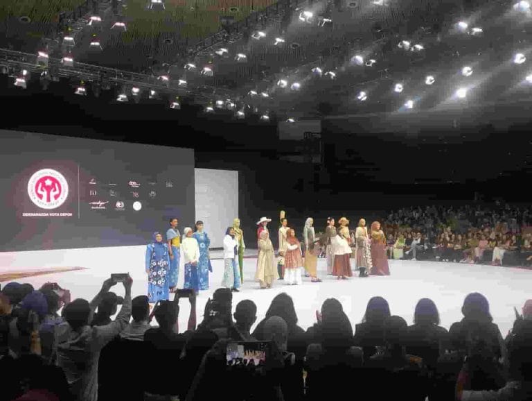 Memukau Penonton! Karya Sembilan Desainer Depok Berlenggang di IFW 2025