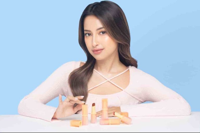 Azarine X Jennifer Coppen Resmi Luncurkan Glowkiss Sunscreen Lip Balm SPF 35 PA+++ : 3 in 1 Lip Balm Andalan untuk Bibir Sehat & Glowing!