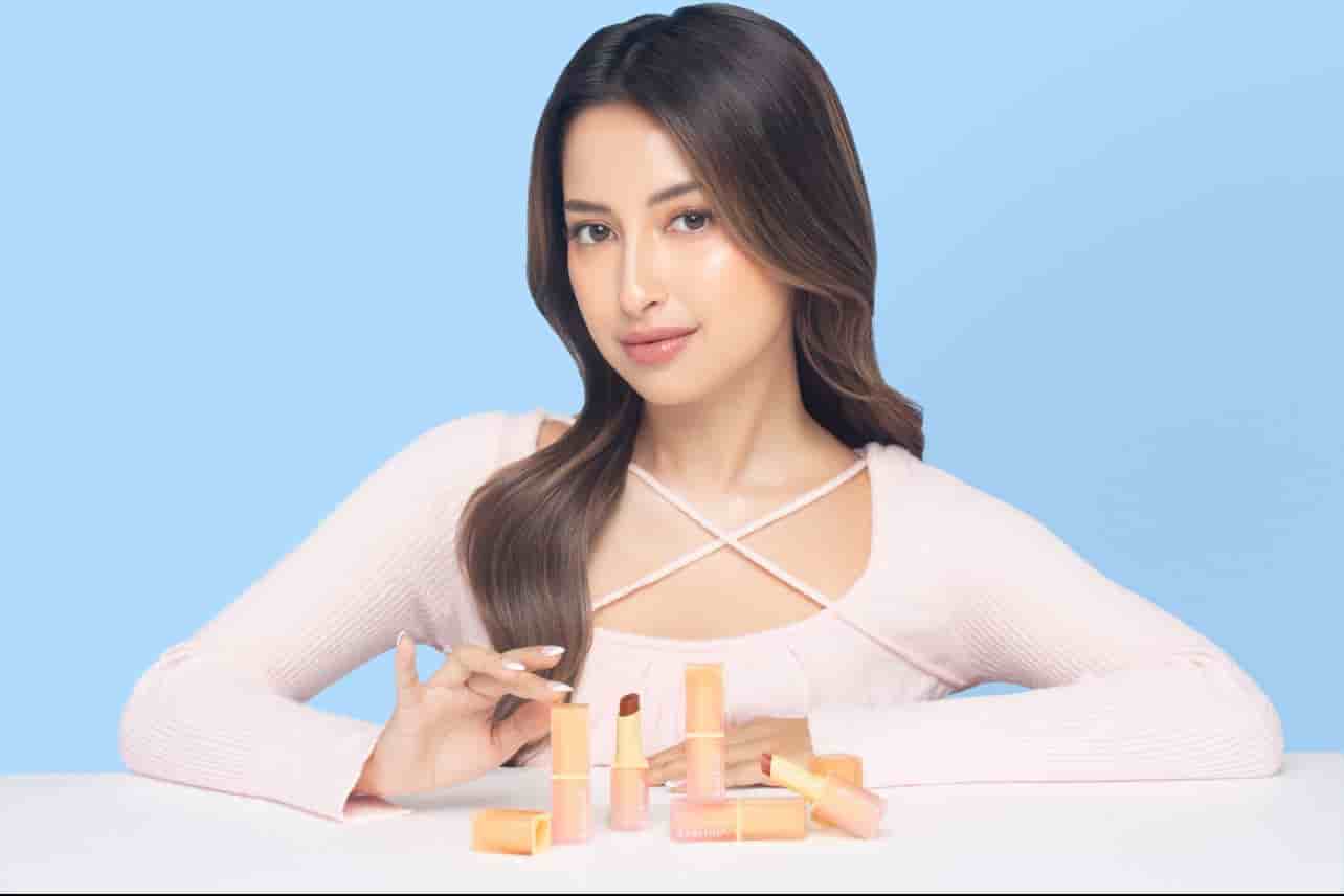 Azarine X Jennifer Coppen Resmi Luncurkan Glowkiss Sunscreen Lip Balm SPF 35 PA+++ : 3 in 1 Lip Balm Andalan untuk Bibir Sehat & Glowing!
