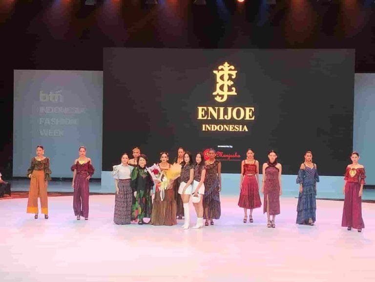 9 Koleksi Endek Bali Eni Joe, Menghipnotis Penonton Indonesia Fashion Week 2025