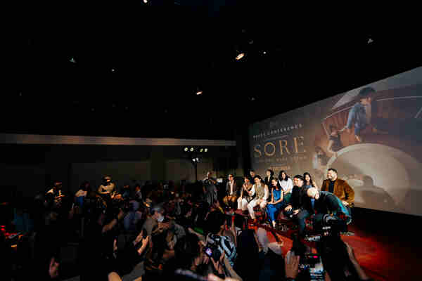 Duet Dion Wiyoko dan Sheila Dara di Film Sore: Istri dari Masa Depan