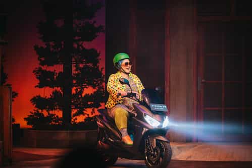 Sita Nursanti Tampil Memukau! Menyanyi, Menari, hingga Naik Motor di Atas Panggung Musikal Keluarga Cemara 2025
