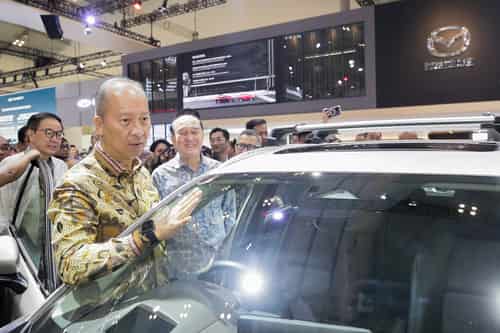 Menteri Perindustrian Republik Indonesia Bekunjung ke Booth Mazda di GIIAS 2025