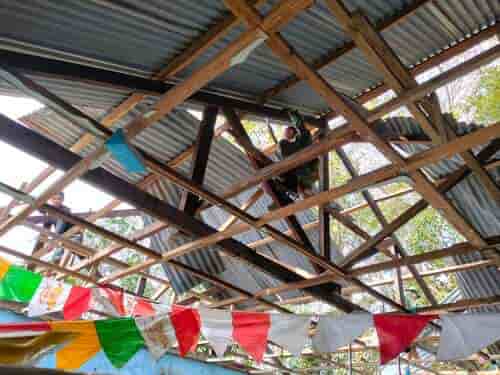 Anggaran Bukan Penghalang: Babinsa dan Warga Gotong Royong Rehab Sekolah di Palampang