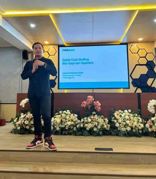 Generasi Emas 2045 & Tren Pemanfaatan AI Jadi Fokus Hari Pembuka di Surabaya Marketing Week 2025