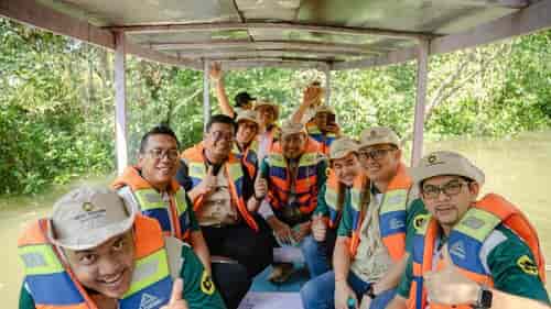 Hari Mangrove Sedunia, Grup United Tractors Lepas Burung Endemik dan Tanam Mangrove di Kebun Raya Mangrove Surabaya