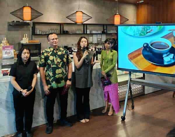 “Semarak Santap Manis" (Pisang Ijo Cendana) di Buka Mata Coffee Shop ARTOTEL Gelora Senayan Jakarta