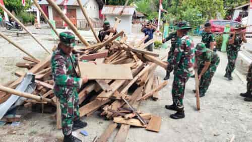 Pulihkan Aktivitas Warga, TNI AD Kerahkan Personel Bersihkan Puing Gempa Poso