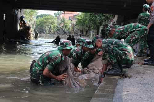 Pasca Banjir Bali, Kodam IX/Udayana Terjunkan Ratusan Prajurit Bantu Evakuasi dan Distribusi Bantuan