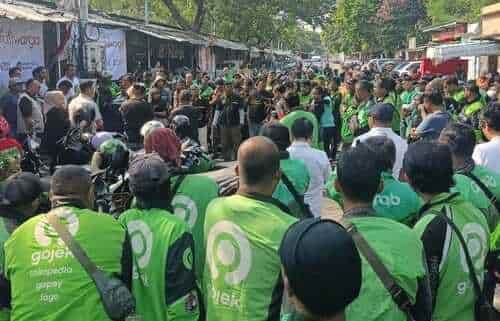 Bagikan Sembako kepada Ojol dan Warga di Tiga Lokasi Digelar Gerakan Warga Peduli Warga - 98 Resolution Network