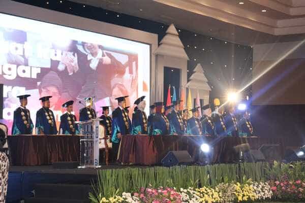 Wisuda Politeknik LP3I Jakarta: Merayakan Perjuangan & Menghantarkan Lulusan Menuju Dunia Industri