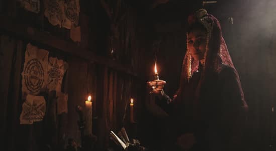 Official First Look Film Suzzanna: Santet Dosa di Atas Dosa Luna Maya Tampil Misterius, Semakin Mirip dengan Suzzanna!