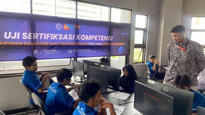 JHIC 2025 Jadi Kompetisi Teknologi Pertama yang Beri Apresiasi untuk Guru Pembimbing Sejak Pra-Final