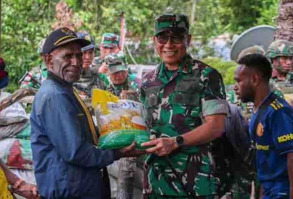 Kodam XVII/Cenderawasih berikan bantuan 1.000 Paket Beras Gratis untuk Masyarakat