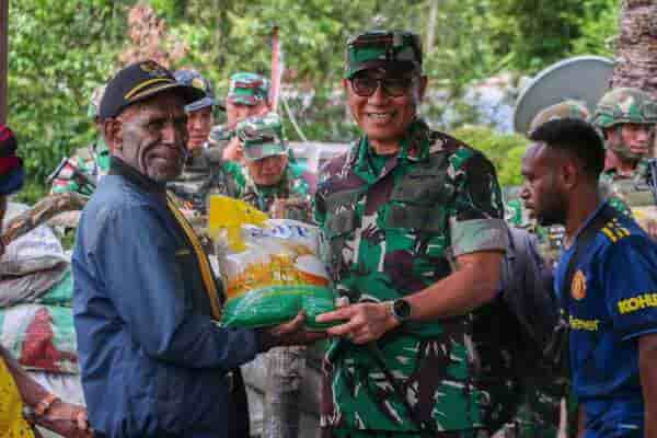 Kodam XVII/Cenderawasih berikan bantuan 1.000 Paket Beras Gratis untuk Masyarakat