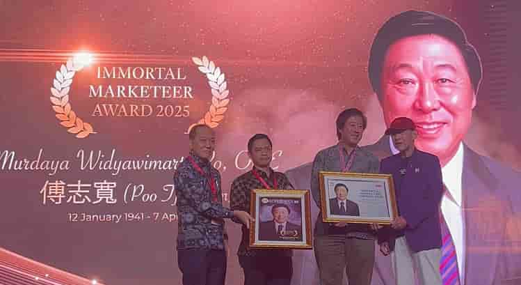 MarkPlus Anugerahi Immortal Marketeer Award 2025 Kepada Mendiang Murdaya Widyawimarta Poo dan Titiek Puspa