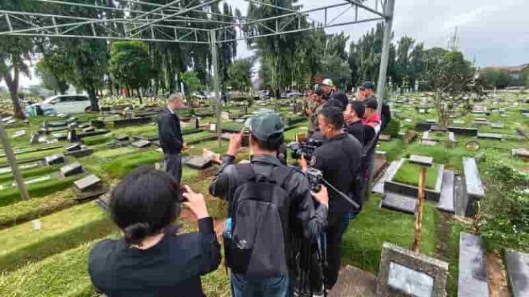 Tak Antar ke Pemakaman karena Umrah, Didi Riyadi Langsung Ziarah ke Makam Lucky Widja Setibanya di Tanah Air
