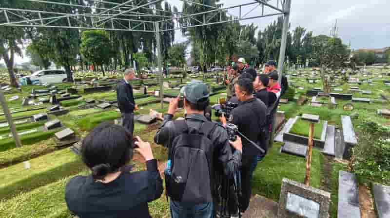 Tak Antar ke Pemakaman karena Umrah, Didi Riyadi Langsung Ziarah ke Makam Lucky Widja Setibanya di Tanah Air