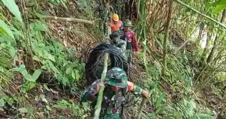 Tempuh Medan Sulit Tiga Hari, TNI dan PLN Distribusikan Genset ke Desa Terpencil Sikundo