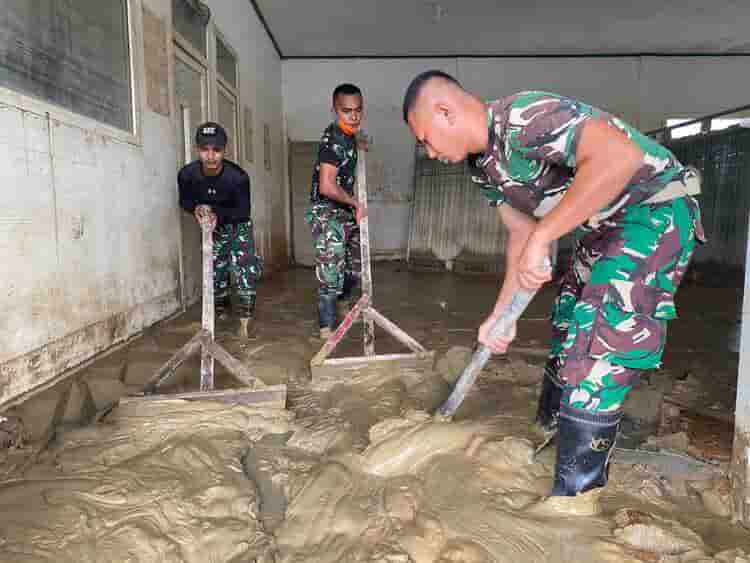 Prajurit TNI, Guru, dan Siswa Gotong Royong Bersihkan SMKN 1 Kuala Simpang