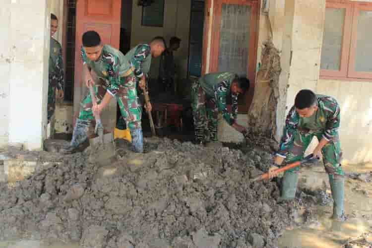 Masih Tertutup Lumpur, Prajurit Yonif TP 857/GG Bersihkan MTsN 2 Pidie Jaya