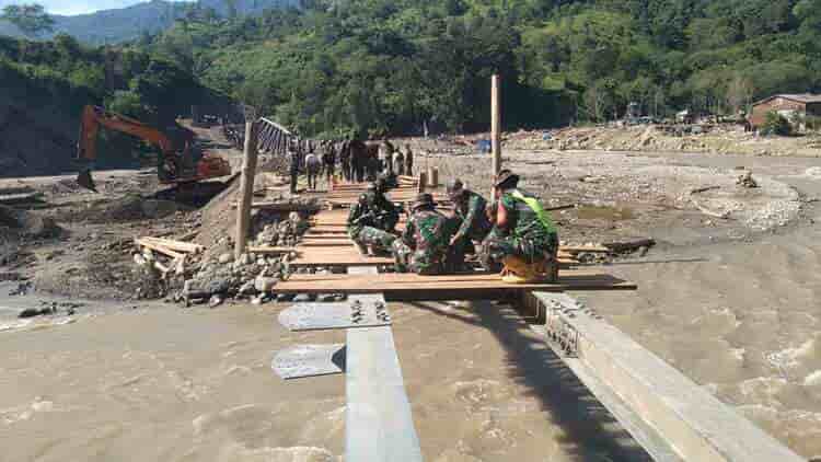 TNI AD dan Warga Gotong Royong Bangun Jembatan Darurat di Burlah