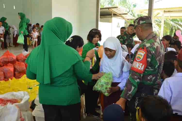 TNI AD Gelar Trauma Healing dan Salurkan Bansos untuk Warga Angkola