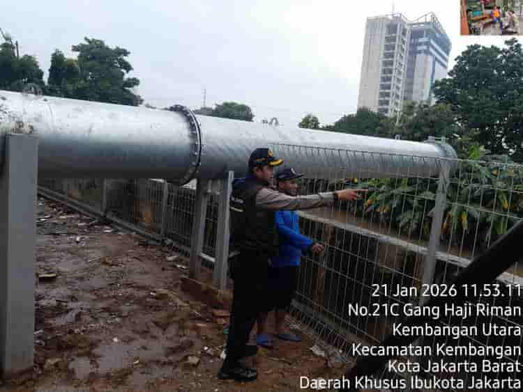 Siaga Dini Musim Hujan, Bhabinkamtibmas Pantau Ketinggian Air Kali Angke di Kembangan Utara