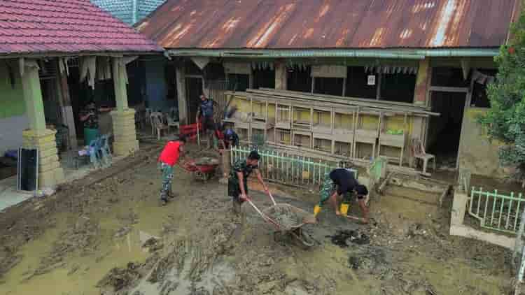 Prajurit Yonif 117/KY Gotong Royong Bersihkan MIN 4 Kuala Simpang