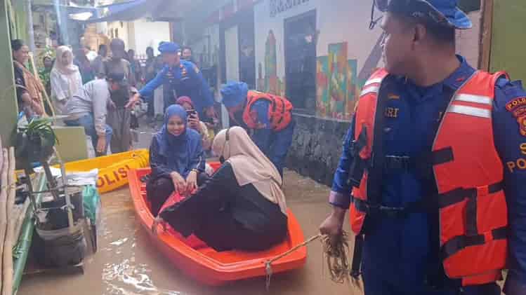Tim SAR Ditpolairud Polda Metro Jaya Bantu Evakuasi Warga di Tengah Banjir Kebon Pala