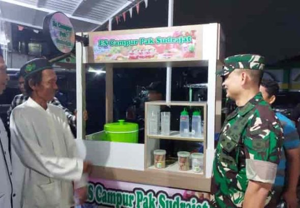Kodim 0501/JP Serahkan Bantuan Gerobak Es Campur untuk Sudrajat