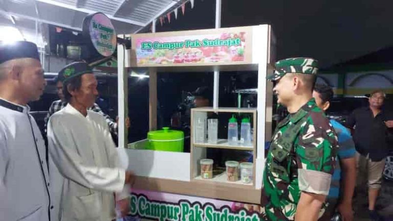 Kodim 0501/JP Serahkan Bantuan Gerobak Es Campur untuk Sudrajat