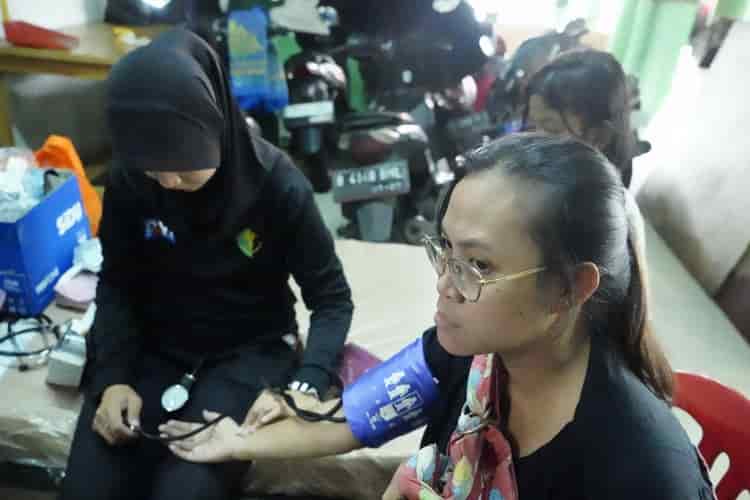 Bakti Kesehatan untuk Pengungsi Banjir, Puluhan Warga Terima Pengobatan dan Vitamin dari Polres Jakbar