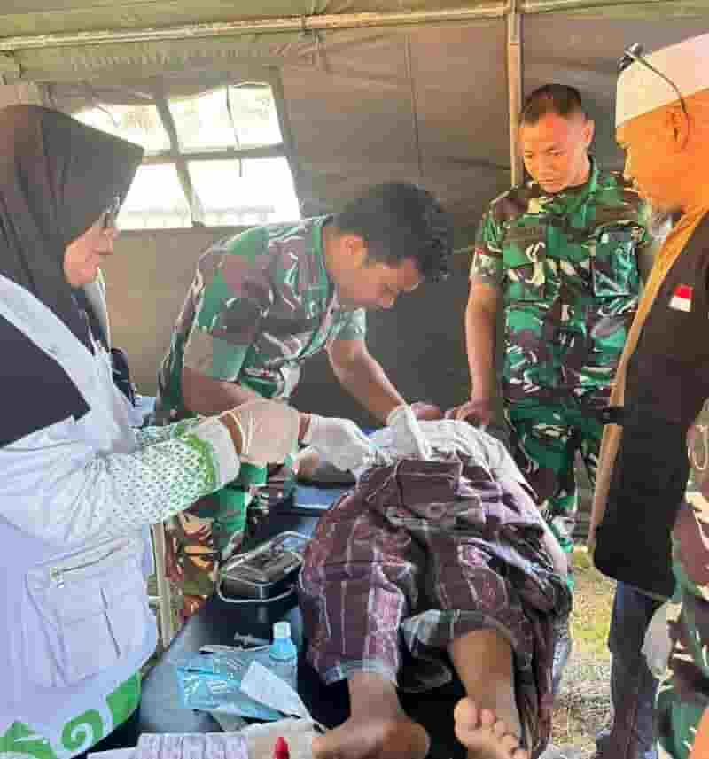 TNI AD dan Relawan Gelar Bakti Kesehatan bagi Korban Banjir di Pameu: Ada Sunat Massal juga!