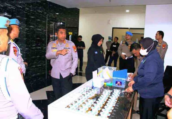 Cegah Penyalahgunaan Narkoba, Kapolres Jakbar Pimpin Pengecekan Urine Dadakan