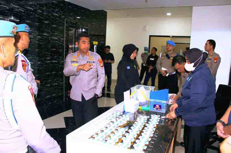 Cegah Penyalahgunaan Narkoba, Kapolres Jakbar Pimpin Pengecekan Urine Dadakan