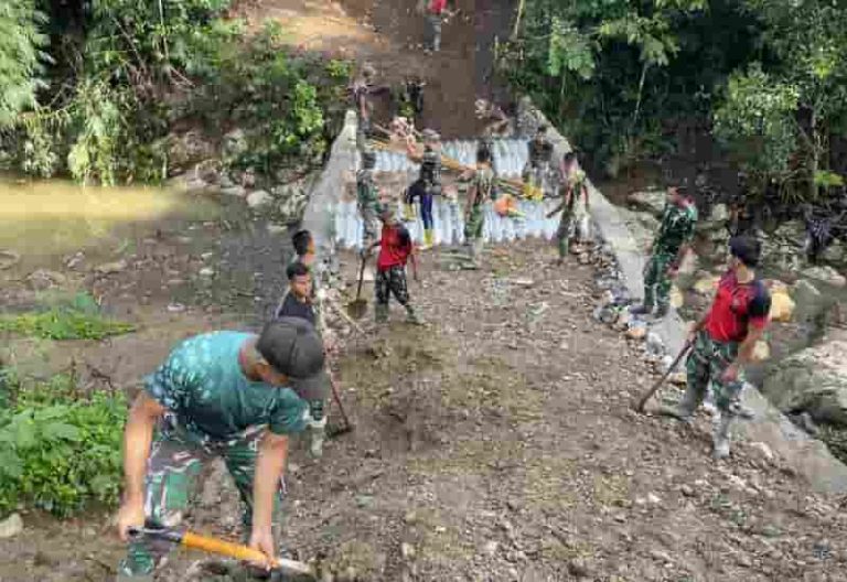 Perkuat Jalur Ekonomi Warga, Jembatan Armco Dibangun di Gunung Omeh