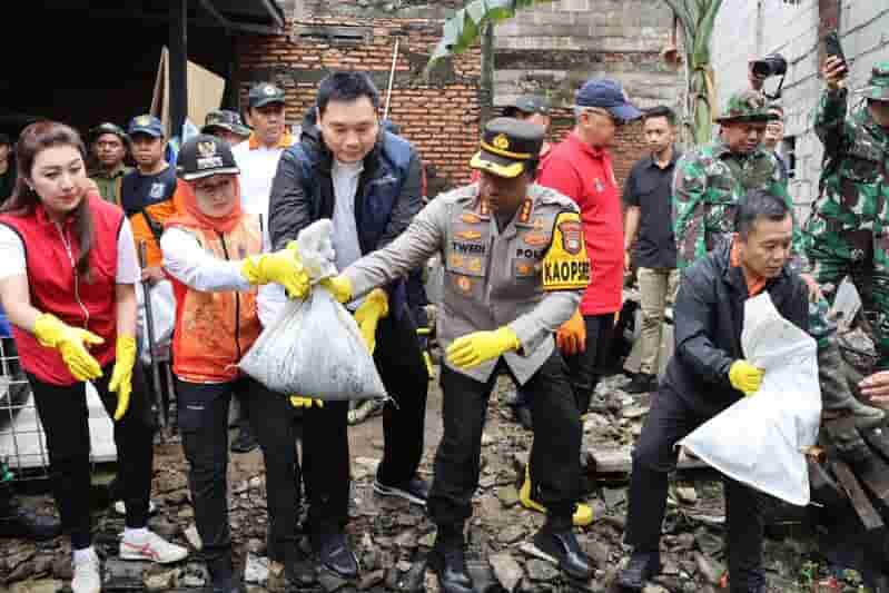 Polres Jakbar Bersama Pemkot dan TNI Gelar Kerja Bakti Jaga Jakarta+ Bersih