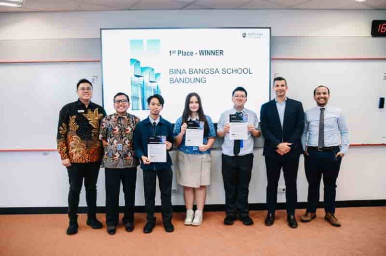 Monash University Menobatkan Tiga Siswa SMA Asal Bandung sebagai Juara 'Change It Challenge' di Indonesia