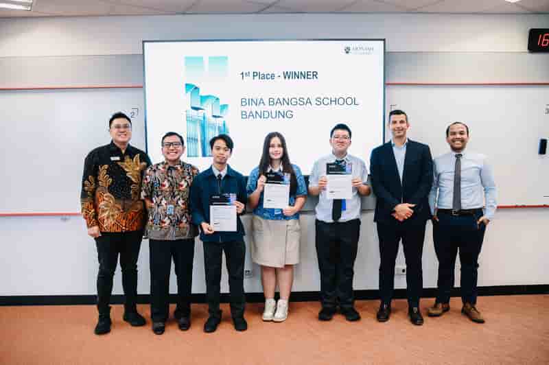 Monash University Menobatkan Tiga Siswa SMA Asal Bandung sebagai Juara 'Change It Challenge' di Indonesia
