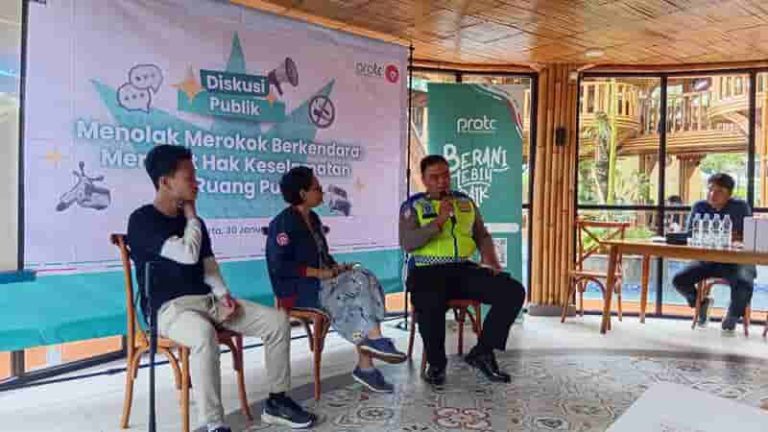 Merokok Saat Berkendara Digugat Warga, Diskusi Publik Soroti Hak Keselamatan di Jalan Raya