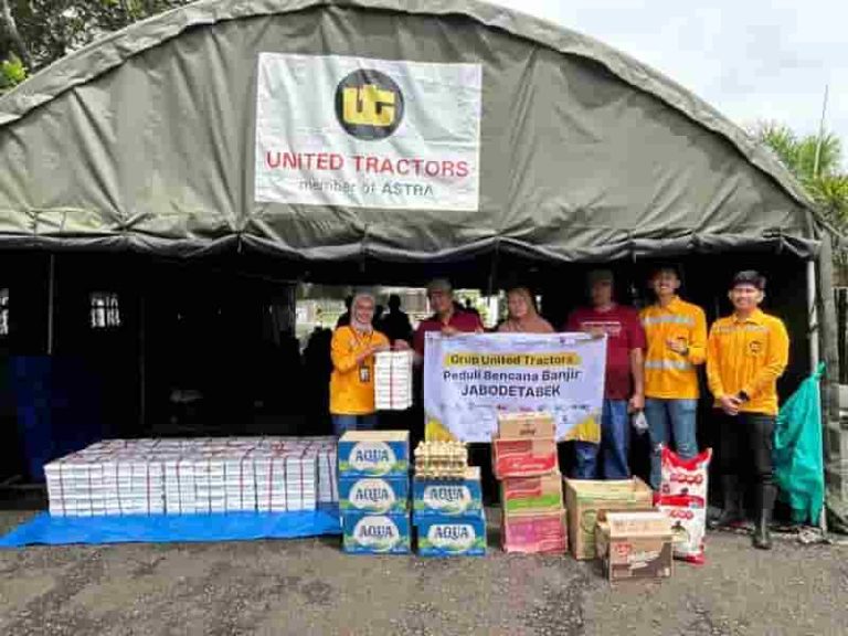 United Tractors Responds Quickly to the Greater Jakarta Floods with the Community