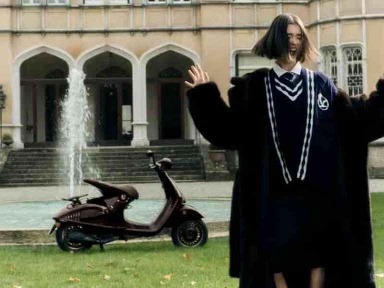 Sambut Tahun Kuda, Vespa Luncurkan Vespa 946 Horse dan Perkenalkan "In Sella", Rilisan Ketiga Koleksi Fashion "Al Vento"