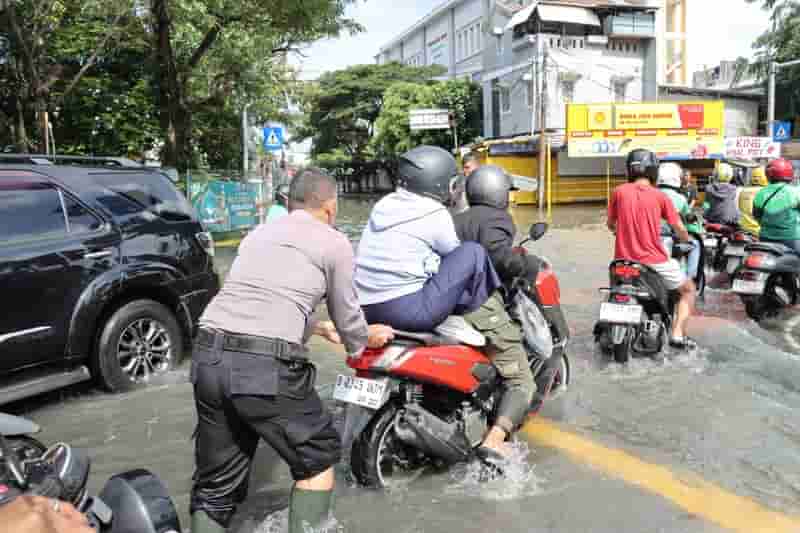 Aksi Humanis Polisi di Jakarta Barat, Bantu Warga Melintas di Tengah Genangan Banjir