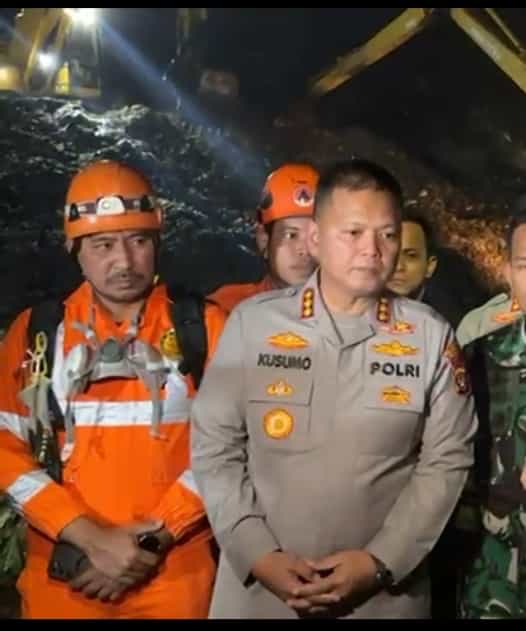 Gunung Sampah di TPST Bantargebang Longsor, 4 Orang Tewas dan Sejumlah Truk Tertimbun