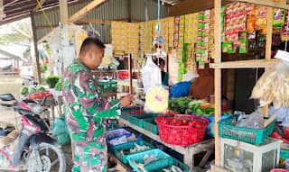 Babinsa Pantau Harga Sembako, Hadir Langsung di Tengah Aktivitas Pasar