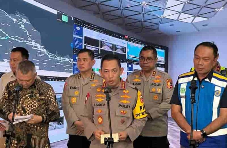 Kapolri Tinjau Arus Balik Lebaran di Jati Asih Pastikan Perjalanan Masyarakat Aman dan Nyaman