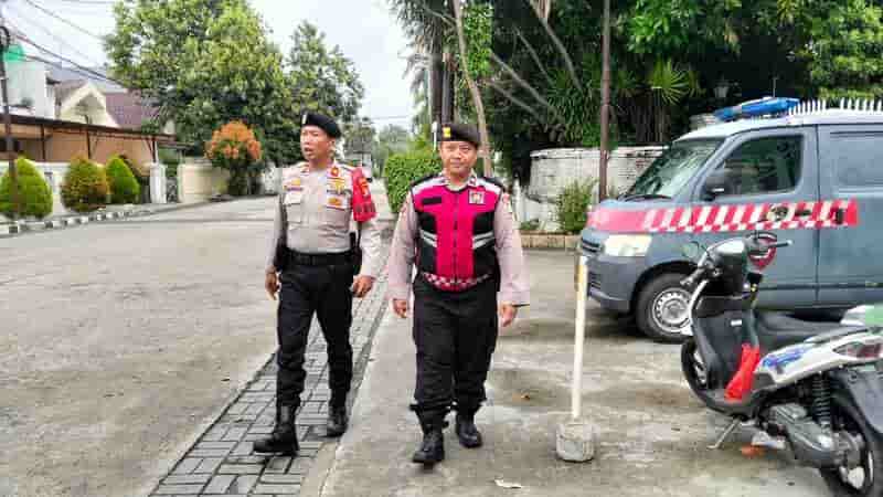 Jaga Keamanan Lingkungan, Polsek Kebon Jeruk Lakukan Patroli Jalan Kaki di Green Garden