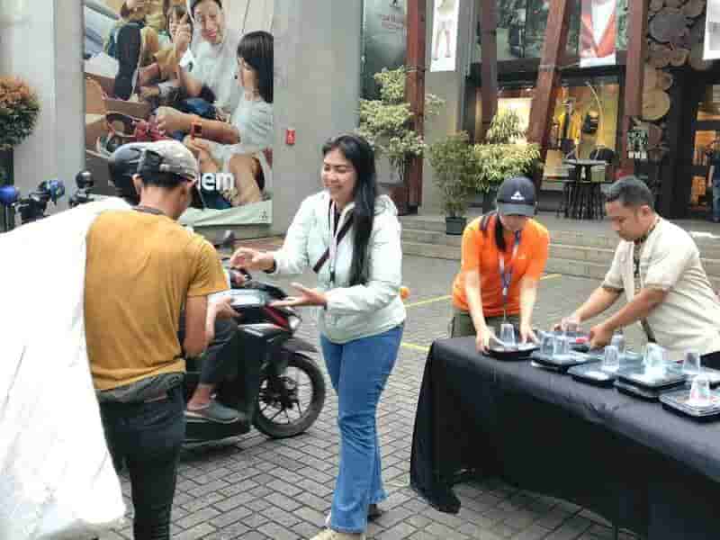 Semangat Ramadan, EIGER Jakarta Selatan Gelar Aksi Bagi Takjil Gratis di Radio Dalam