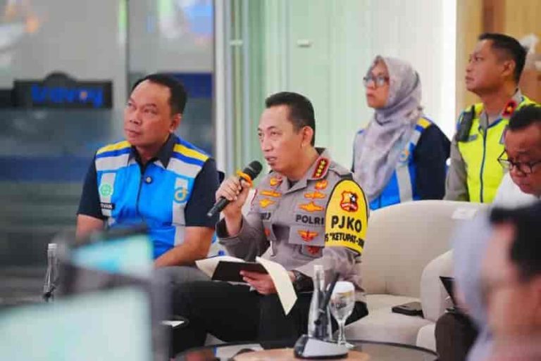 Tinjau Jasa Marga Command Center, Kapolri Pastikan Penanganan Arus Balik Berjalan Lancar dan Aman